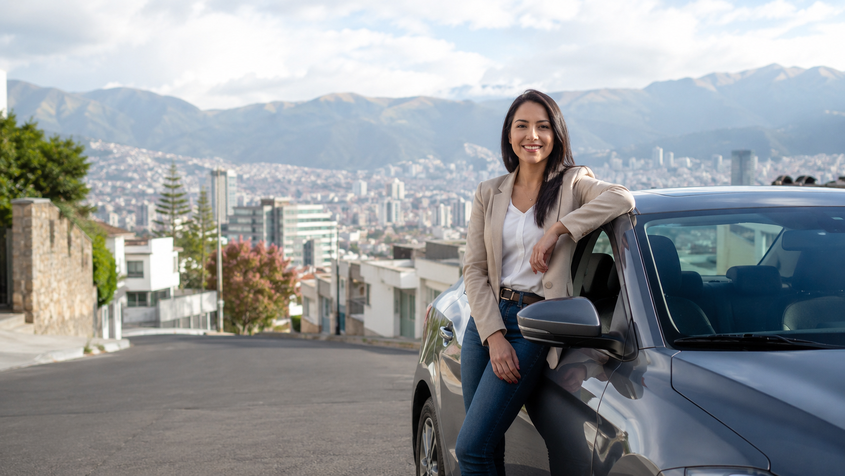 Conductora profesional junto a su vehículo con la ciudad de Quito de fondo